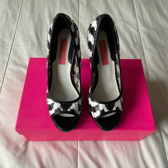 BETSY JOHNSON black and white heart peep toe pumps - Picture 2 of 12